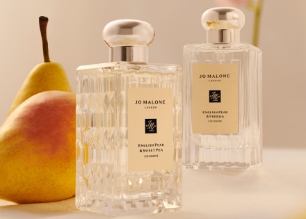 Cologne English Pear & Freesia estriada sobre una mesa